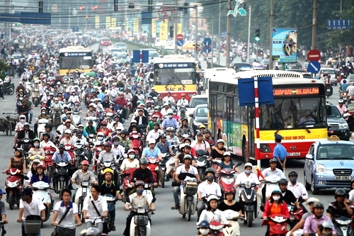 Với hơn 16 triệu ôtô, xe máy, Hà Nội và Tp.HCM đang phải đối mặt với ùn tắc giao thông hàng ngày.<br>