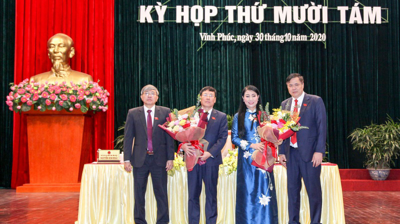 Thủ tướng phê chuẩn kết quả bầu chức vụ Chủ tịch UBND tỉnh Vĩnh Phúc nhiệm kỳ 2016 – 2021 đối với ông Lê Duy Thành, Phó Bí thư Tỉnh ủy nhiệm kỳ 2020 – 2025, Phó Chủ tịch UBND tỉnh Vĩnh Phúc nhiệm kỳ 2016 – 2021 (Thứ hai từ trái sang).