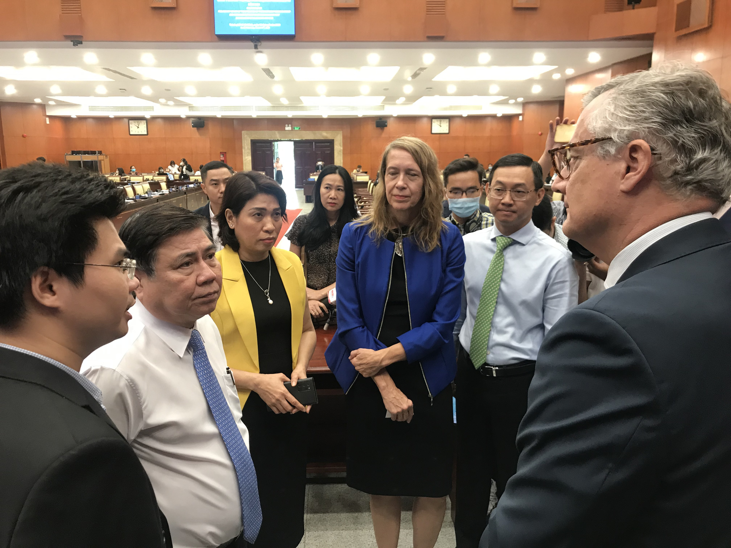 Ông Nguyễn Thành Phong, Chủ tịch UBND Tp.HCM (áo trắng) đang trao đổi với các nhà đầu tư nước ngoài tại hội nghị sơ kết Tổ công tác về đầu tư của thành phố sáng 19/3.