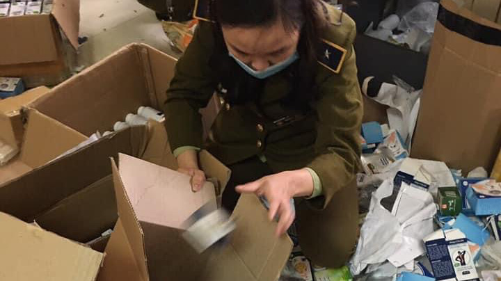 Lực lượng QLTT Hà Nam kiểm tra, thu giữ.