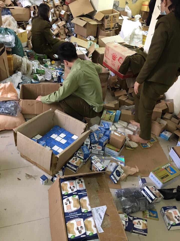 Đội Quản lý thị trường Hà Nam kiểm tra cơ sở kinh doanh tại đường Ngô Quyền, TP. Phủ Lý, tỉnh Hà Nam