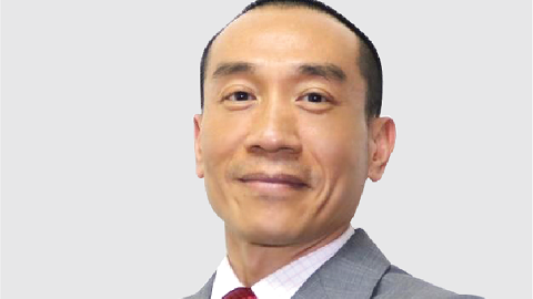 Ông Phương tốt nghiệp Cử nhân ngành thương mại, Đại học Manitoba (Canada) và là thành viên của các hiệp hội chuyên gia định phí Bắc Mỹ và Canada (FCIA, FSA, MAAA).