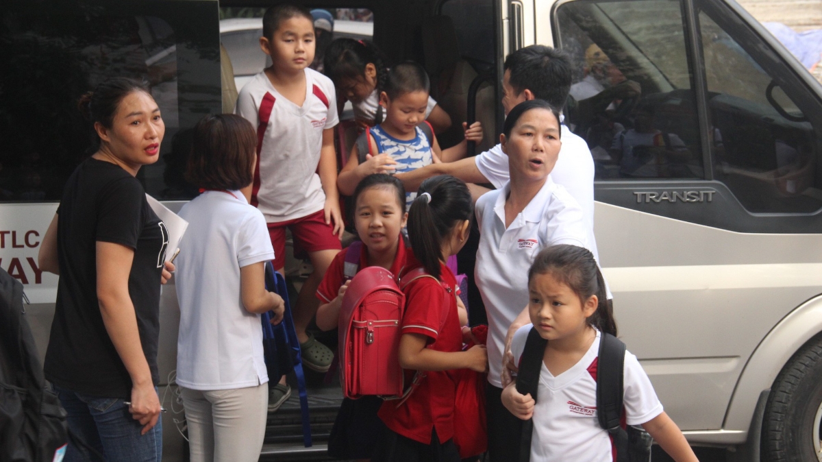 Trong sáng nay (7/8), một ngày sau khi sự việc cháu bé tử vong, đội ngữ giáo viên đưa đón học sinh trên xe buýt của Trường Liên cấp quốc tế Gateway đã được tăng cường. Ảnh - Nhật Dương.