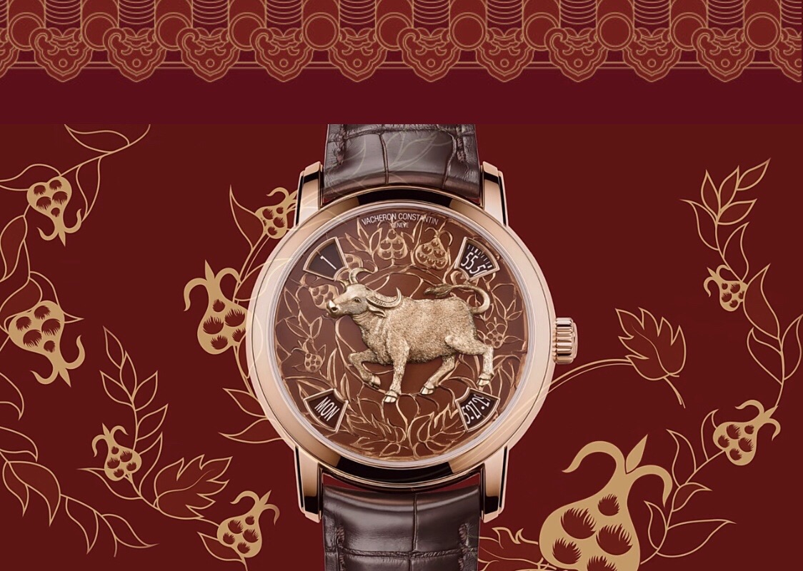 2021 là lần đầu tiên hãng trang sức xa xỉ Pháp Cartier tung ra dòng sản phẩm dành riêng cho dịp Tết Nguyên đán. Bộ sưu tập này gồm một chiếc vòng cổ Trinity được trang trí bằng đá quý màu đỏ và một chiếc đồng hồ Ballon Blue de Cartier dây đỏ với mặt khắc hình con trâu. Màu đỏ tượng trưng cho sự phước lành và tình yêu trong văn hóa Trung Quốc - Ảnh: Cartier