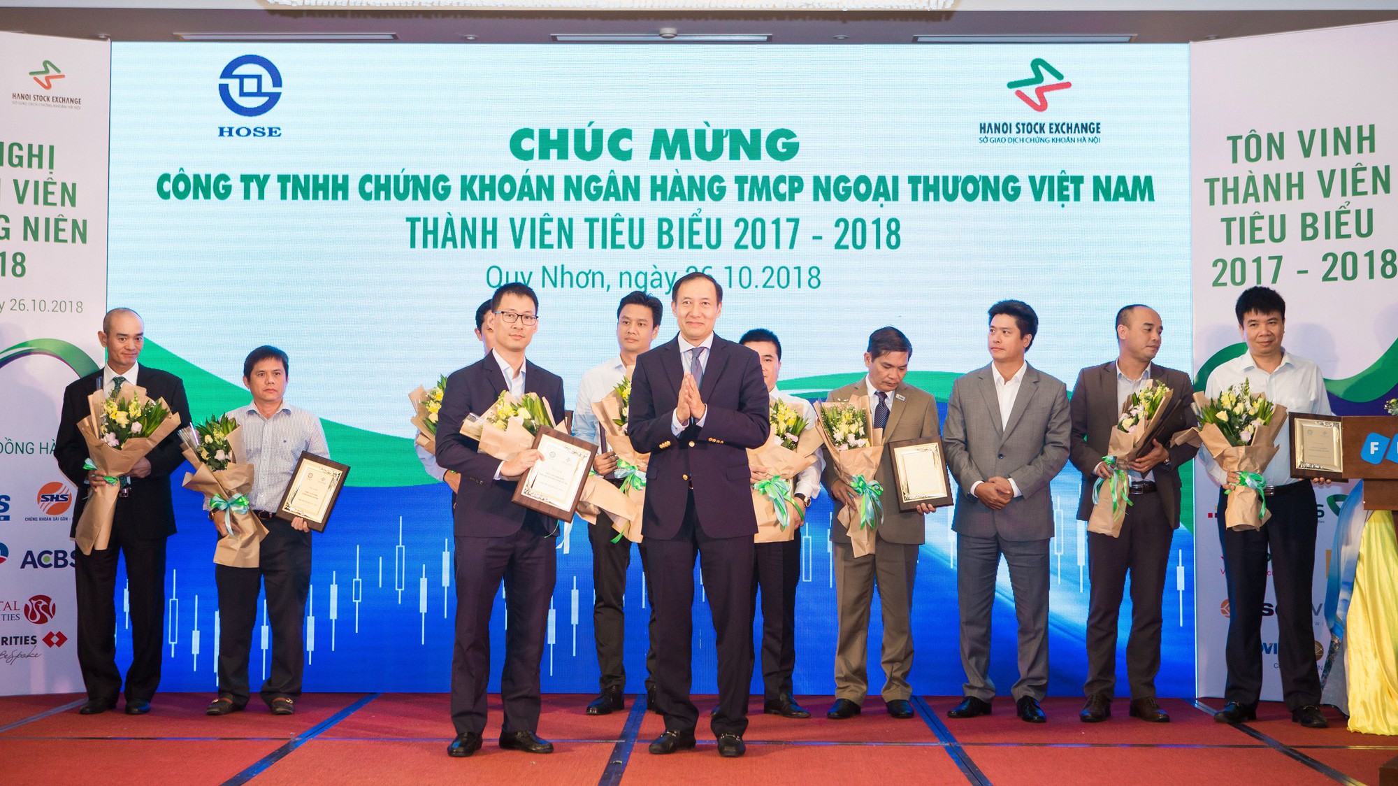 Ông Lê Mạnh Hùng - Giám đốc VCBS (ảnh trái), nhận kỷ niệm chương từ ông Phạm Hồng Sơn, Phó chủ tịch Ủy ban Chứng khoán Nhà nước.