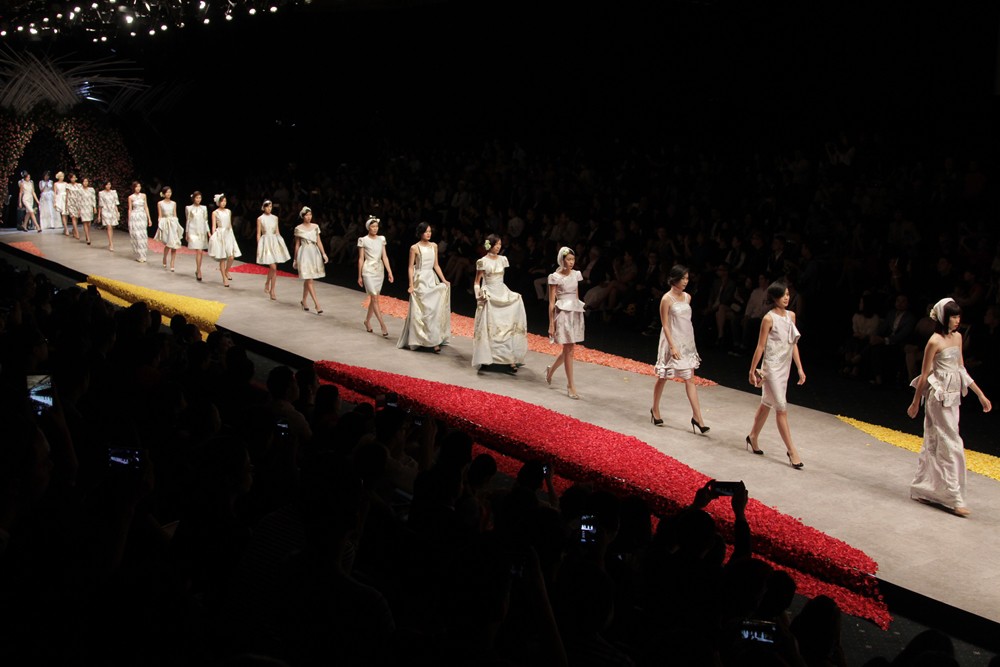 Kinh doanh thời trang: “Thương hiệu phải luôn lớn hơn nhà thiết kế” - Ảnh 2.