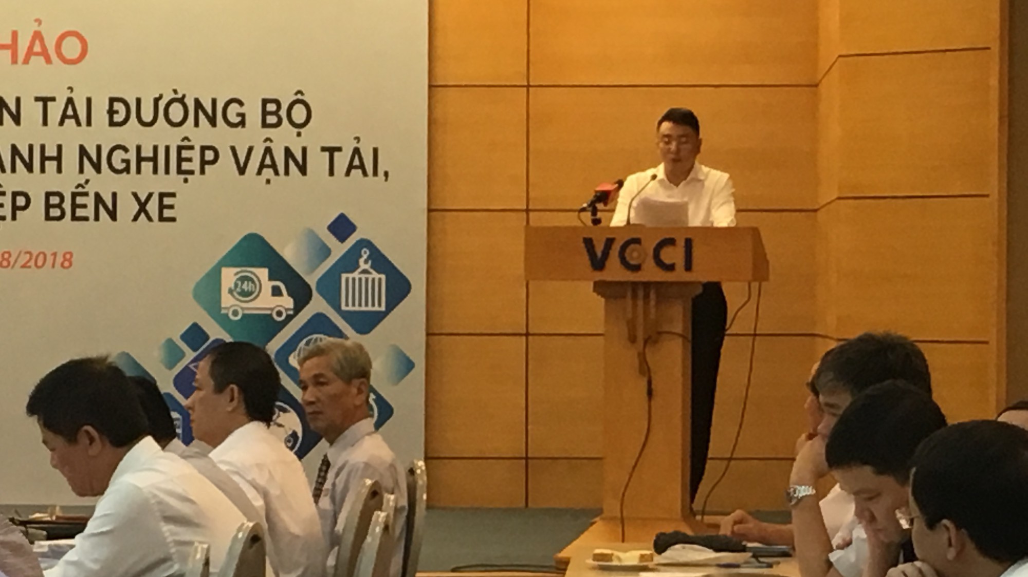 Ông Đặng Thế Phương, Phó chủ tịch Hiệp hội vận tải hàng hoá đường bộ Hải phòng trình bày tham luận tại hội thảo 