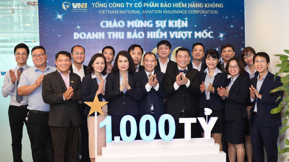 Ban lãnh đạo VNI chúc mừng sự kiện doanh thu bảo hiểm vượt mốc 1.000 tỷ