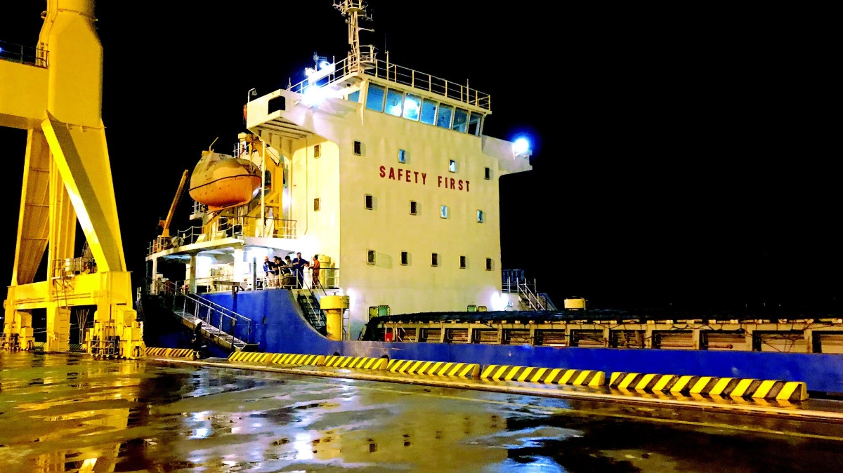 NSIP gồm 9 bến cảng, có khả năng tiếp nhận cỡ tàu từ 30.000 đến 100.000 tấn do Công ty Cổ phần Gang Thép Nghi Sơn là chủ đầu tư.