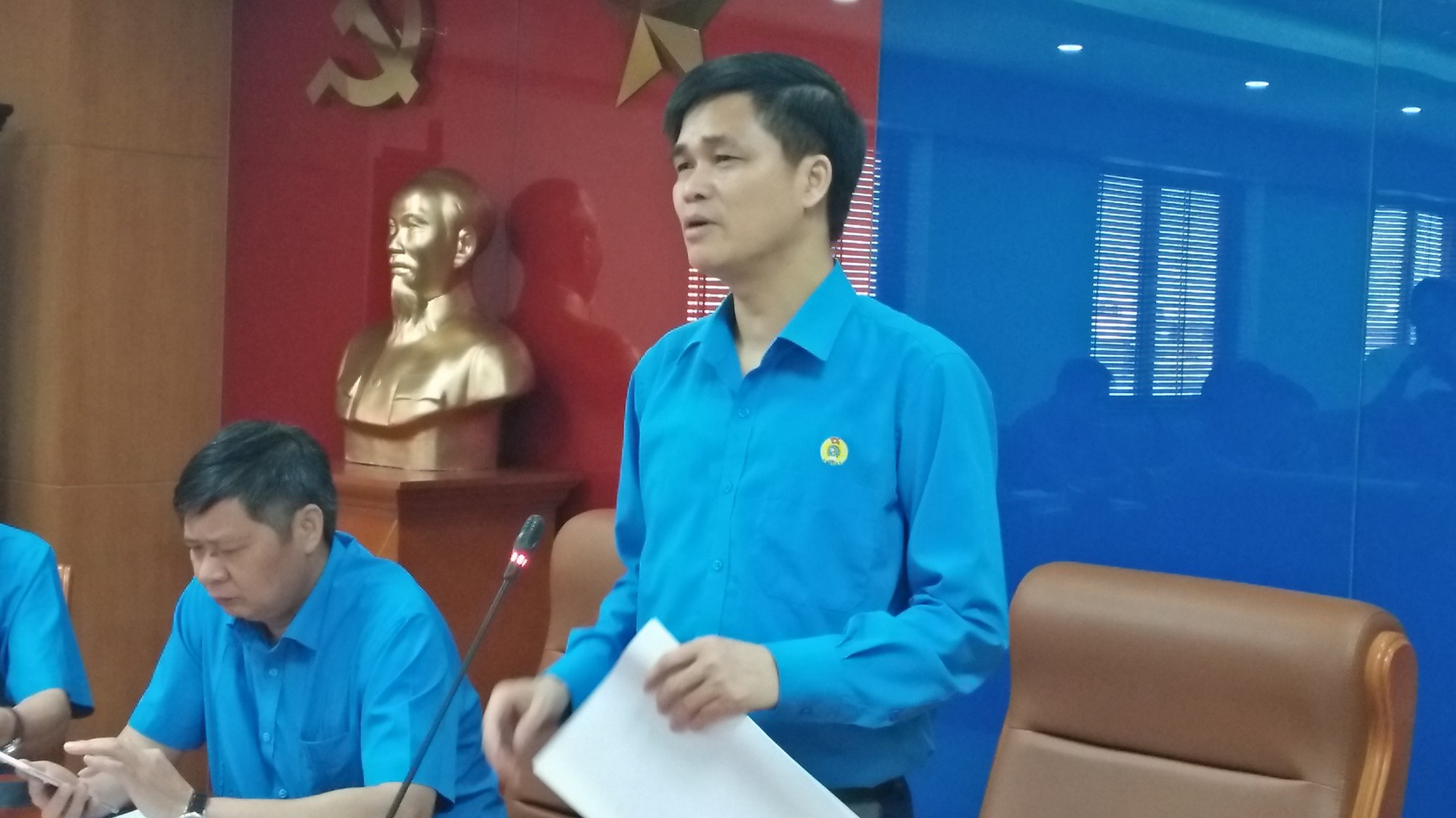 Ông Ngọ Duy Hiểu, Phó Chủ tịch Tổng LĐLĐVN trao đổi với báo chí, chiều 10/6. Ảnh: TH. 