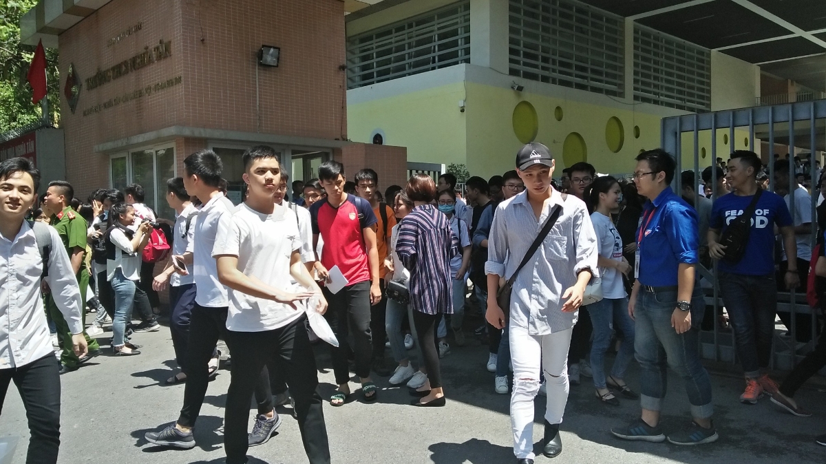 Thí sinh kết thúc bài thi môn Vật lý tại điểm thi Trường THCS Nghĩa Tân (Hà Nội) sáng 26/5. Ảnh: N.Dương. 