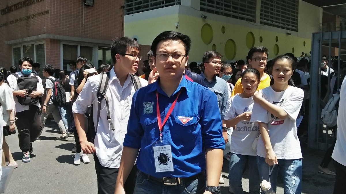 Thí sinh kết thúc ngày thi thứ hai với môn thi Tiếng Anh. Ảnh: N.Dương. 