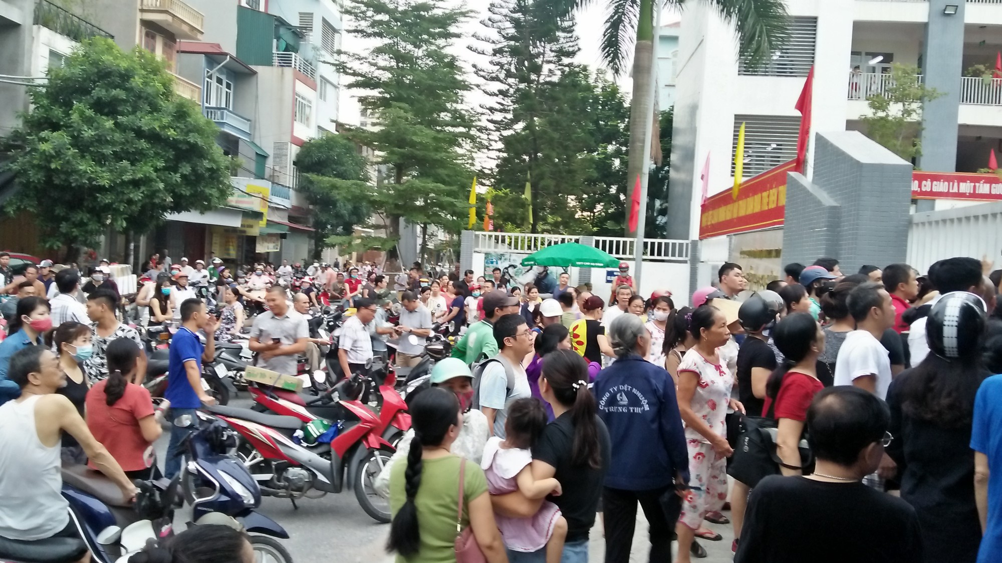 Phụ huynh tập trung đông trước cổng Trường Tiểu học Hạ Đình trong chiều 9/9. Ảnh - Thùy Dương.  