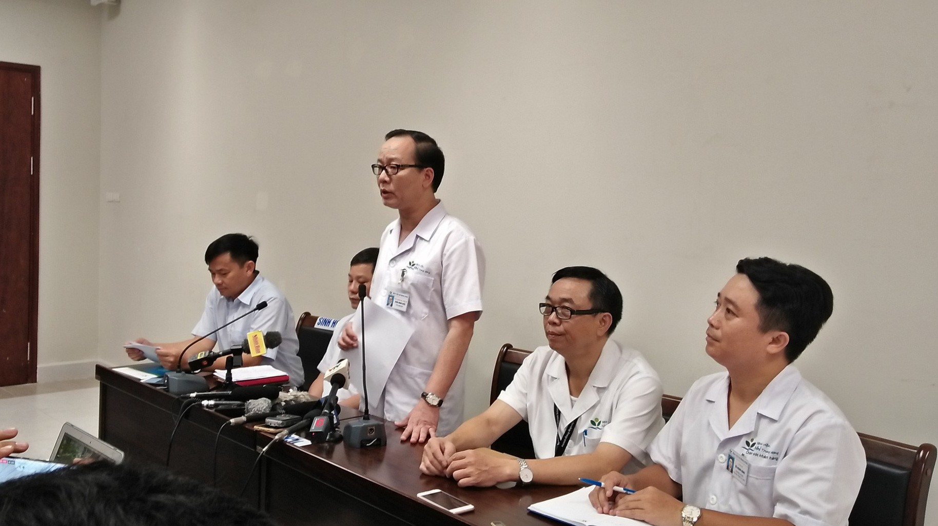 Đại diện Bệnh viện Nhi Trung ương thông tin về tình hình sức khỏe cháu bé với báo chí trưa 16/9. Ảnh - N. Dương. 
