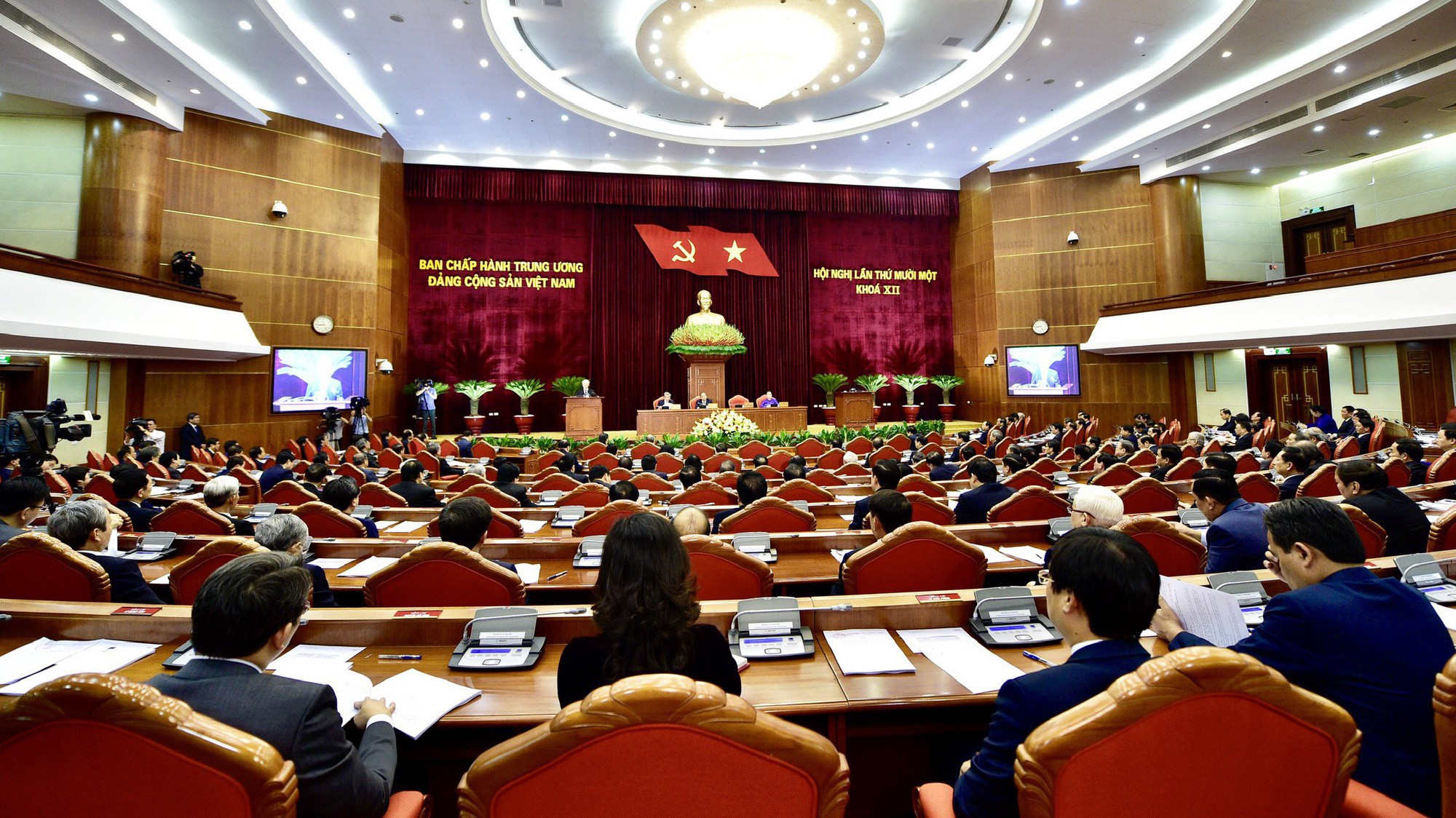 Hội nghị Trung ương 11 đã làm việc được ba ngày. 