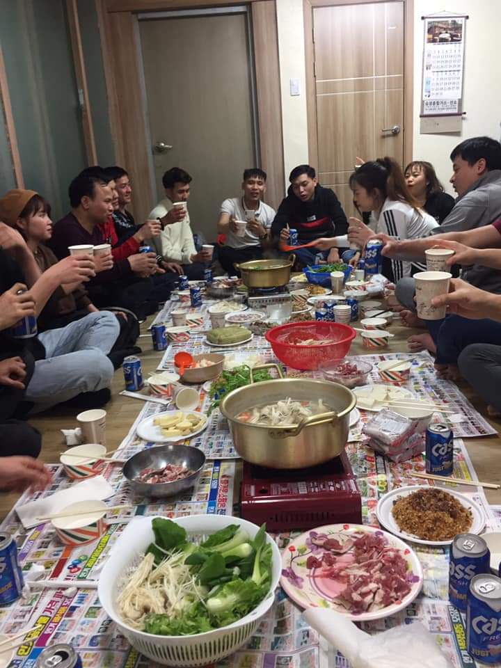 Bữa cơm tất niên đơn giản của những lao động Việt Nam ở nước ngoài. Ảnh - NVCC.