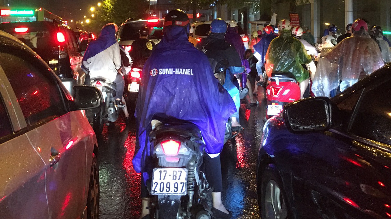 Thủ đô luôn trong tình trạng tắc đường do quá tải về dân số.