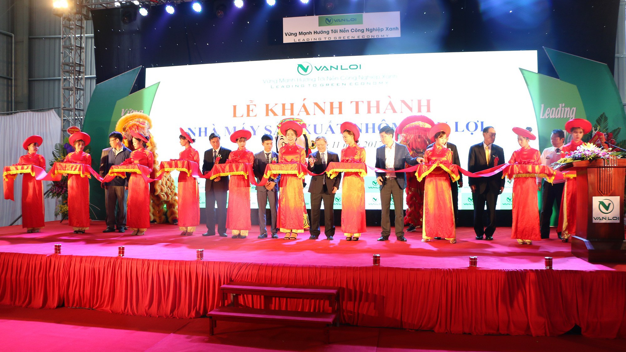 Nhà máy có diện tích rộng hơn 15.000 m2, trong đó khu vực dành cho sản xuất chiếm diện tích hơn 8.000 m2, với một quy trình sản xuất hướng đến một nền công nghiệp xanh, an toàn cho môi trường.