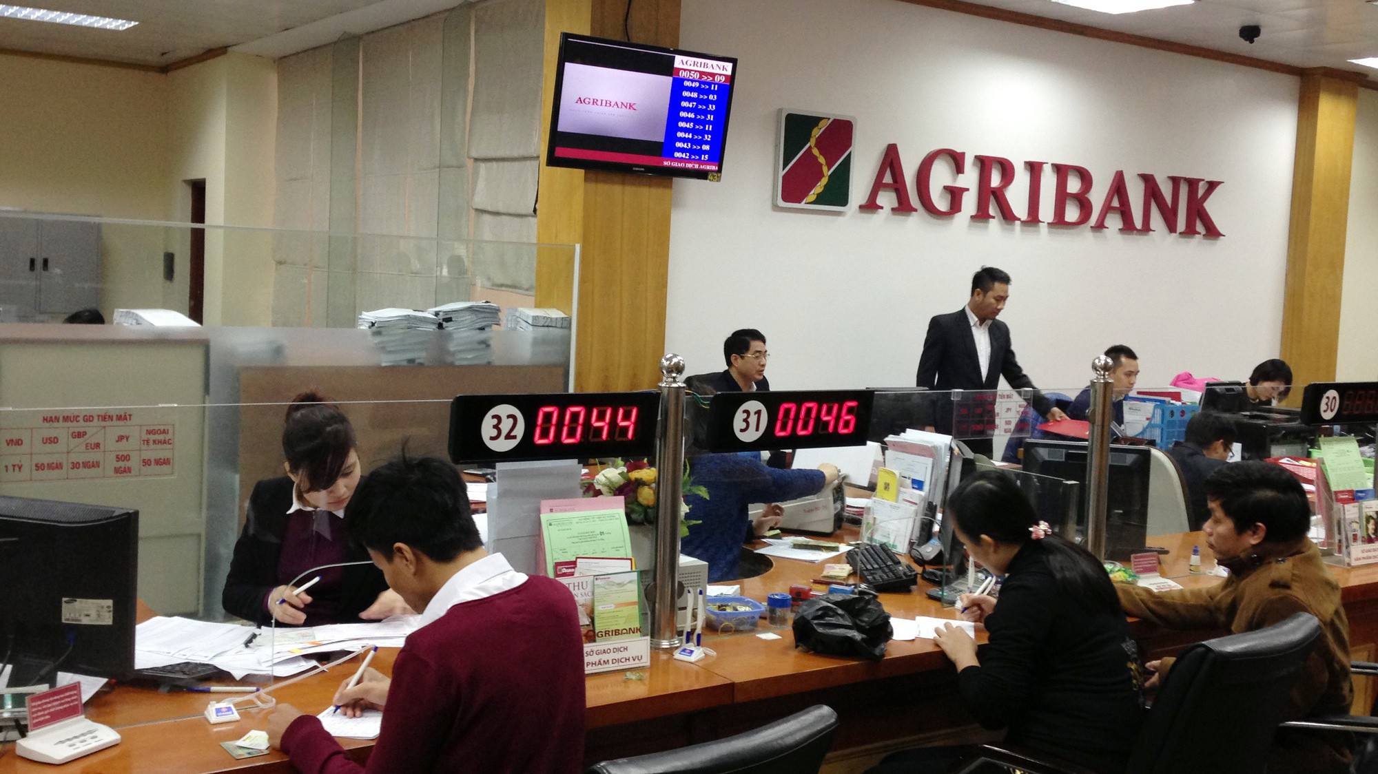 Agribank là Ngân hàng lớn nhất Việt Nam về tiền gửi và có mạng lưới rộng nhất tại Việt Nam với 938 chi nhánh và 1.297 phòng giao dịch, 62 ngân hàng lưu động, 2.845 ATM, 46 Autobank và 20.781 máy POS khắp cả nước.