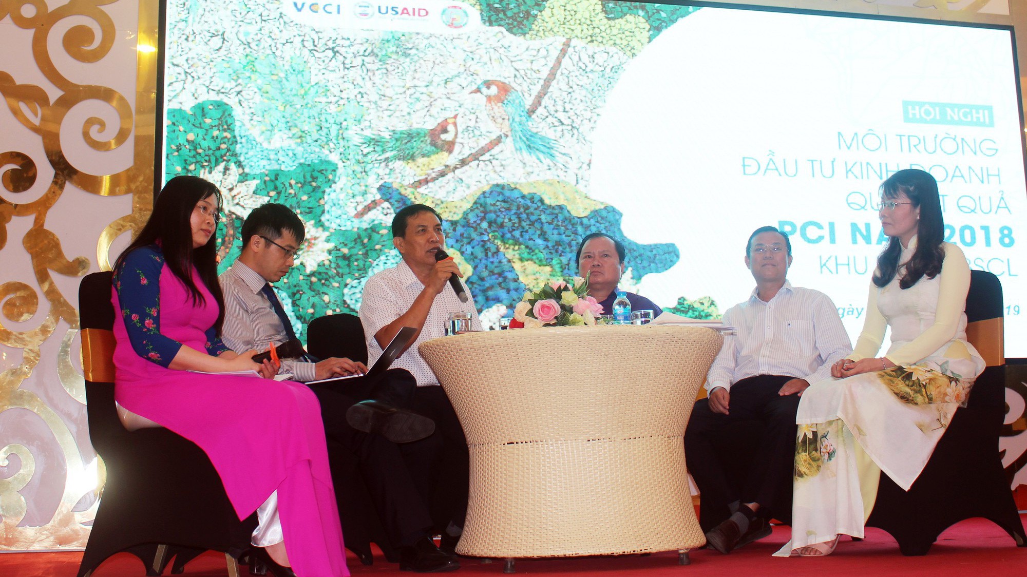 Chủ tịch UBDN tỉnh Bến Tre trao đổi tại hội nghị.