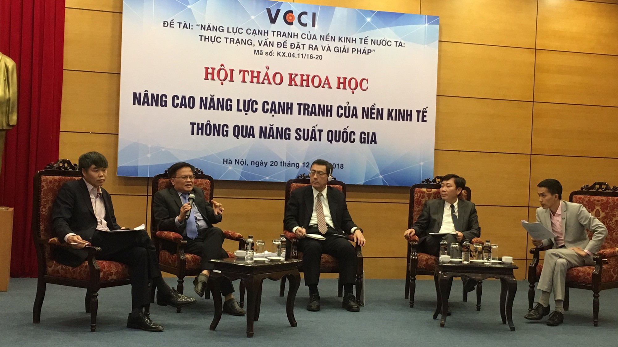 Các chuyên gia trap đổi tại hội thảo khoa học "nâng cao năng lực cạnh tranh của nền kinh tế thông qua năng suất quốc gia".