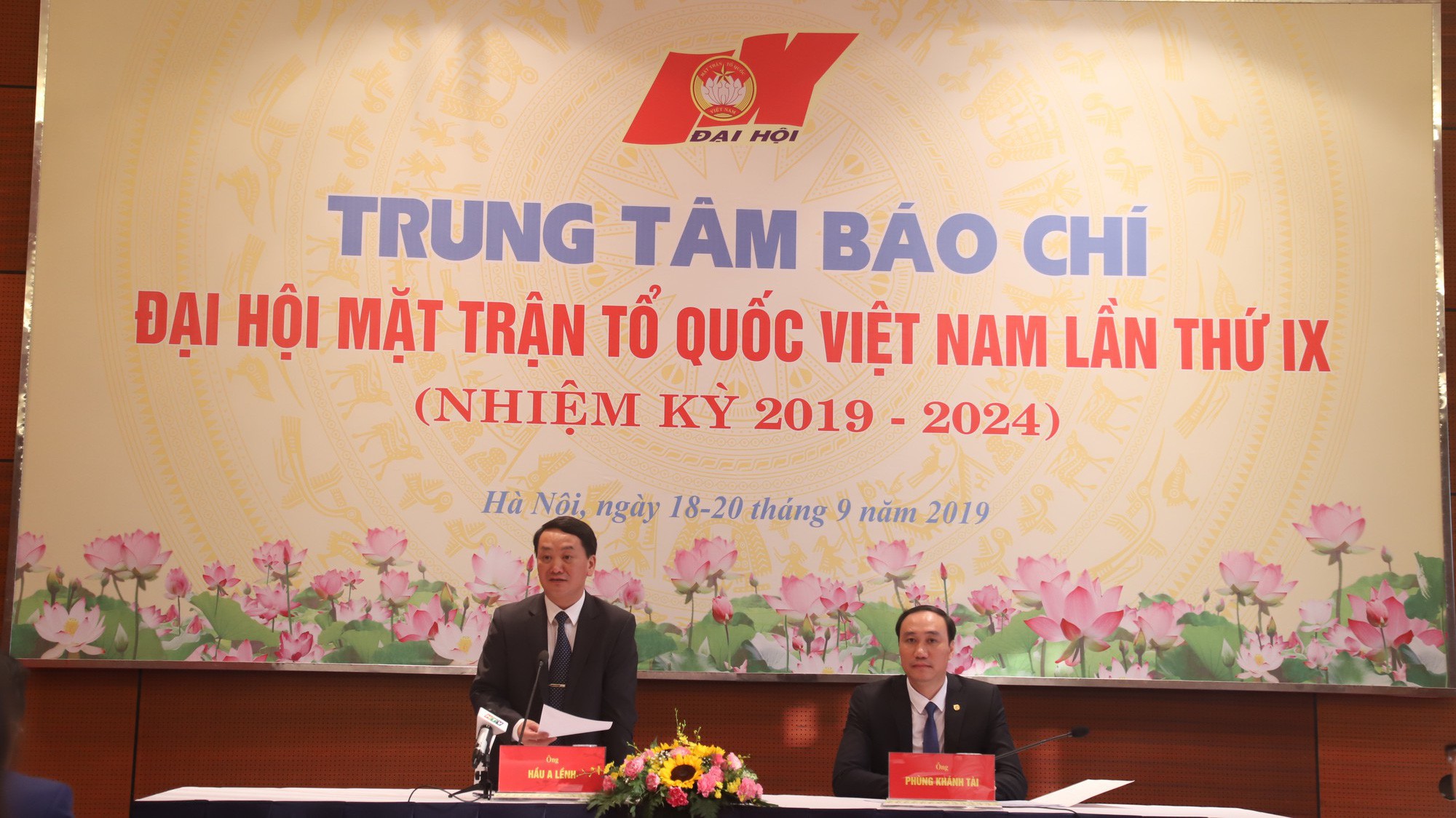 Ông Hầu A Lềnh, Ủy viên Trung ương Đảng, Phó Chủ tịch - Tổng thư ký Ủy ban Trung ương Mặt trận Tổ quốc Việt Nam thông tin về kết quả đại hội. 