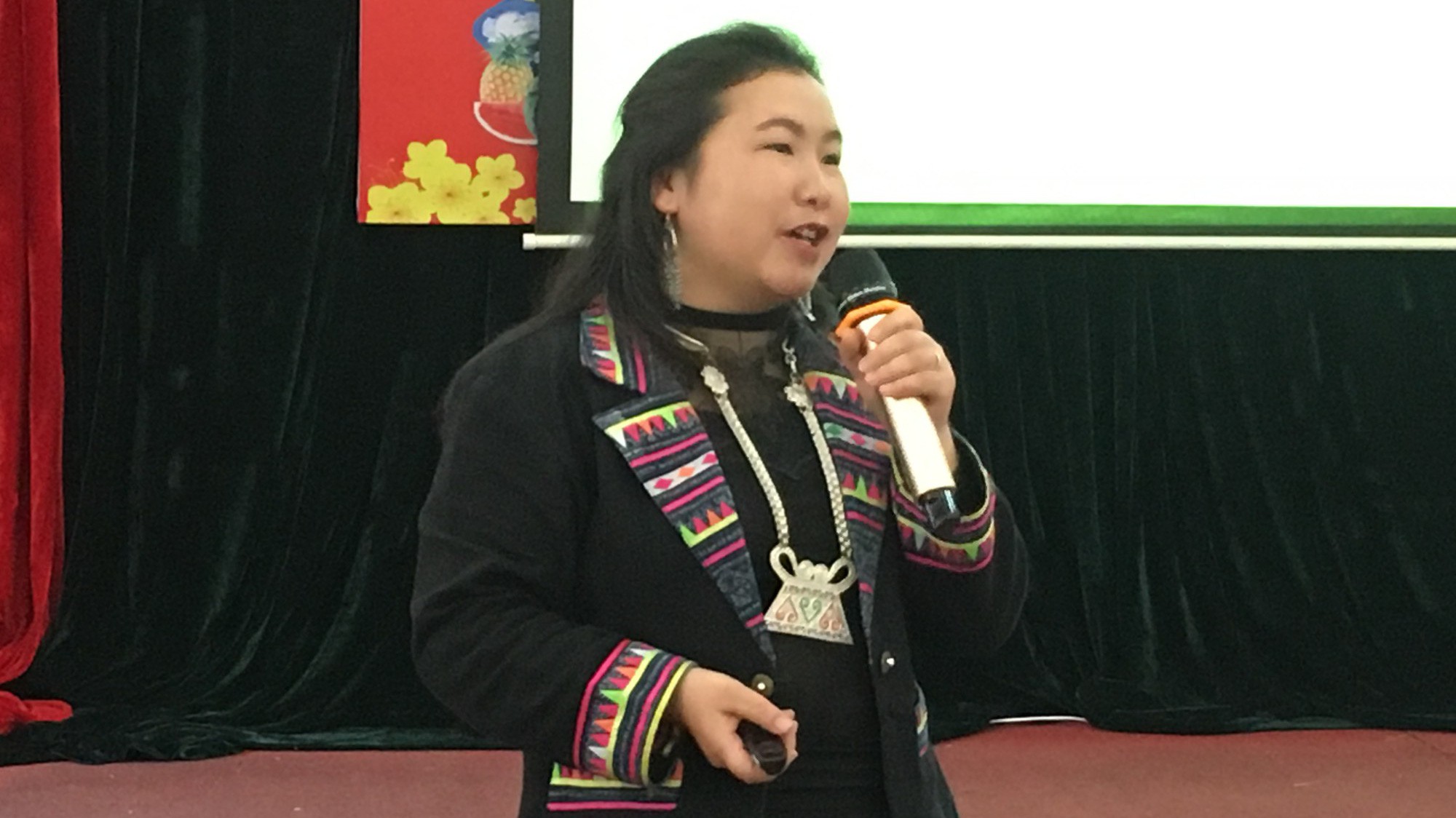 Bà Tẩn Thị Su, Giám đốc doanh nghiệp xã hội du lịch Sapa O'Chau phát biểu tại hội thảo 