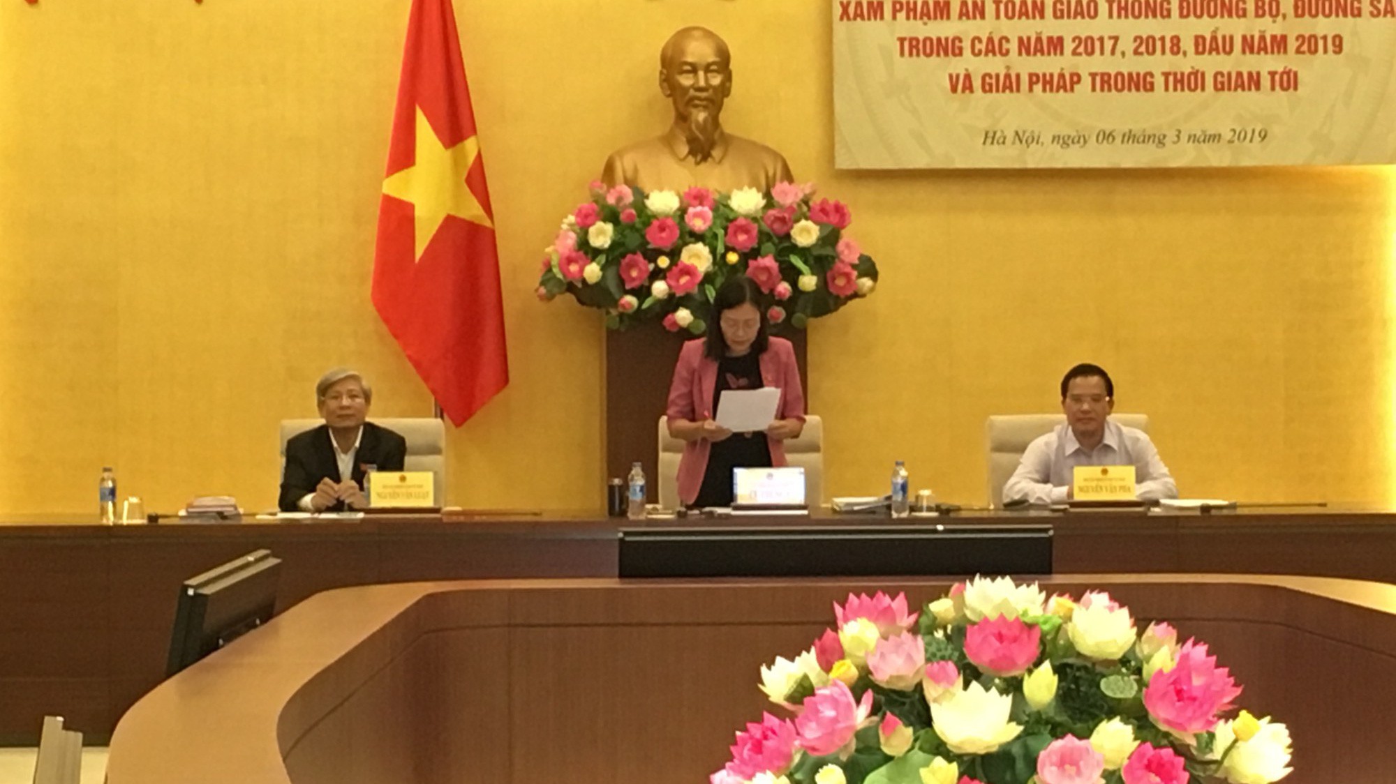 Chủ nhiệm Uỷ ban Tư pháp Lê Thị Nga phát biểu khai mạc phiên giải trình 