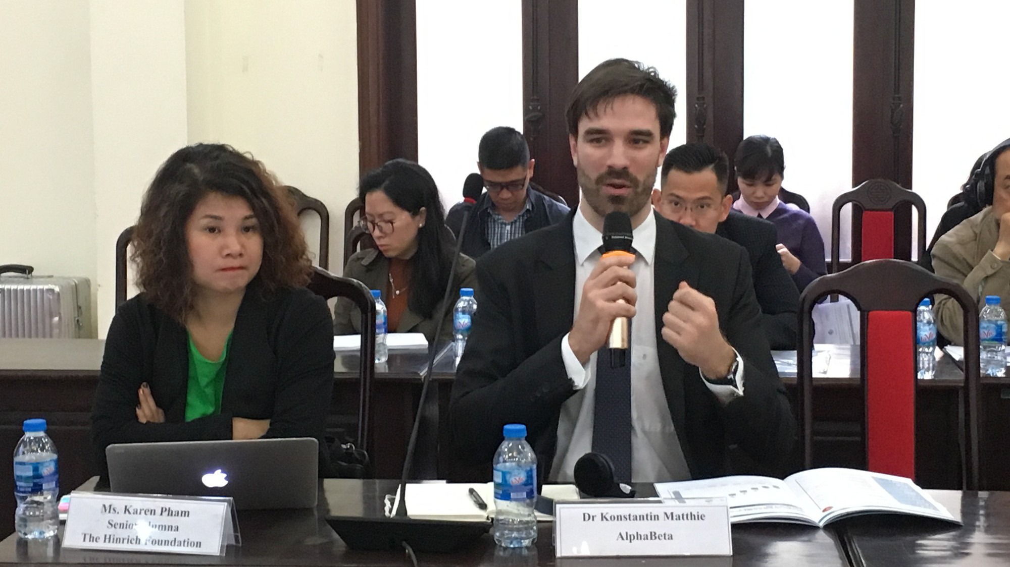 TS. Konstantin Matthies (Công ty Alphabeta) phát biểu tại hội thảo.