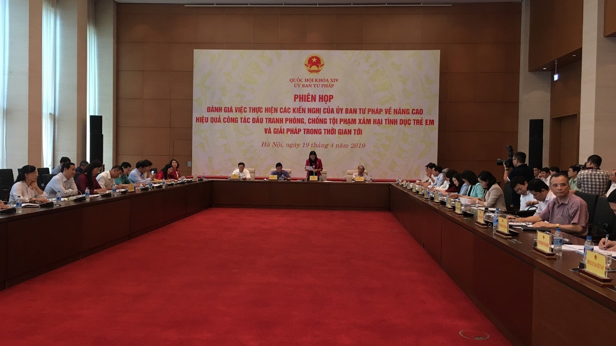 Chủ nhiệm Uỷ ban Tư pháp Lê Thị Nga phát biểu khai mạc phiên họp 