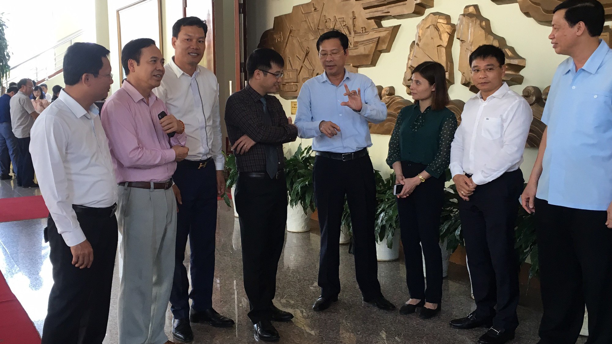 Lãnh đạo tỉnh trao đổi với chuyên gia bên lề hội nghị.