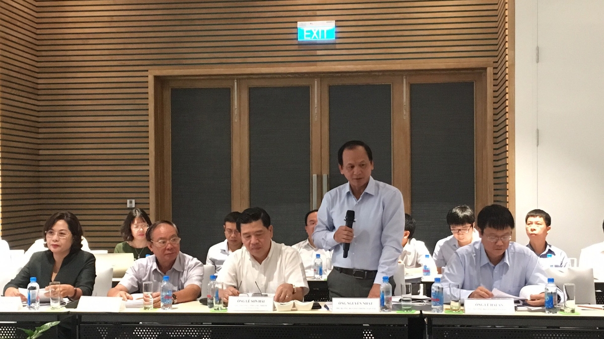 Thứ trưởng Bộ Giao thông Vận tải Nguyễn Nhật phát biểu tại phiên họp.