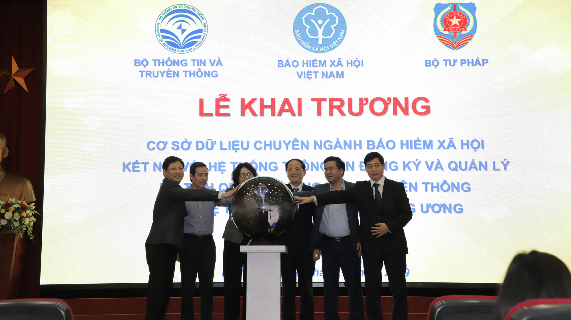Đại diện các đơn vị cùng tham dự lễ khai trương cơ sở dữ liệu chuyên ngành bảo hiểm xã hội và kết nối thông tin quản lý hộ tịch qua hệ thống.