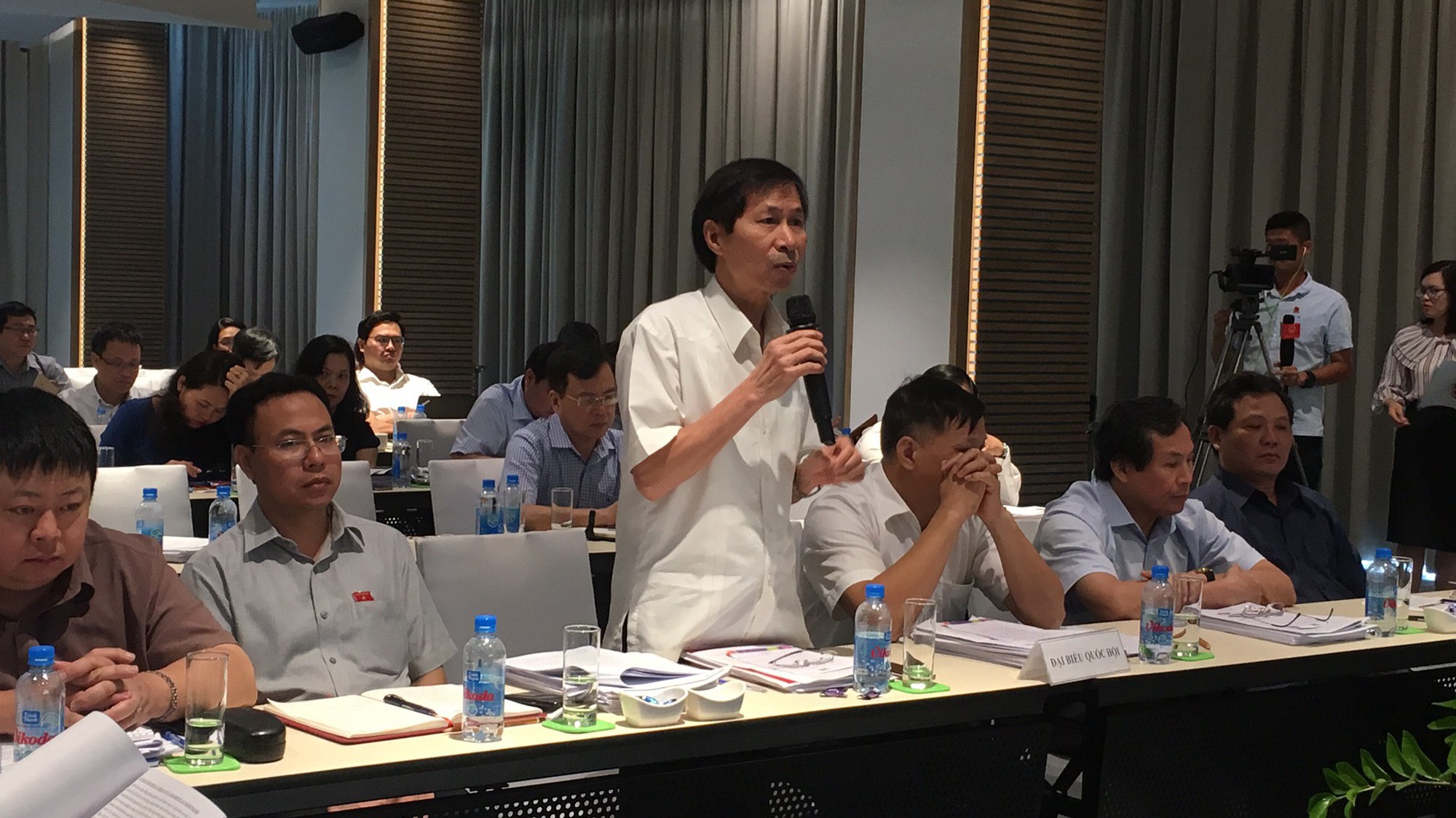 Đai biểu Bùi Văn Phương phát biểu tại phiên họp. 