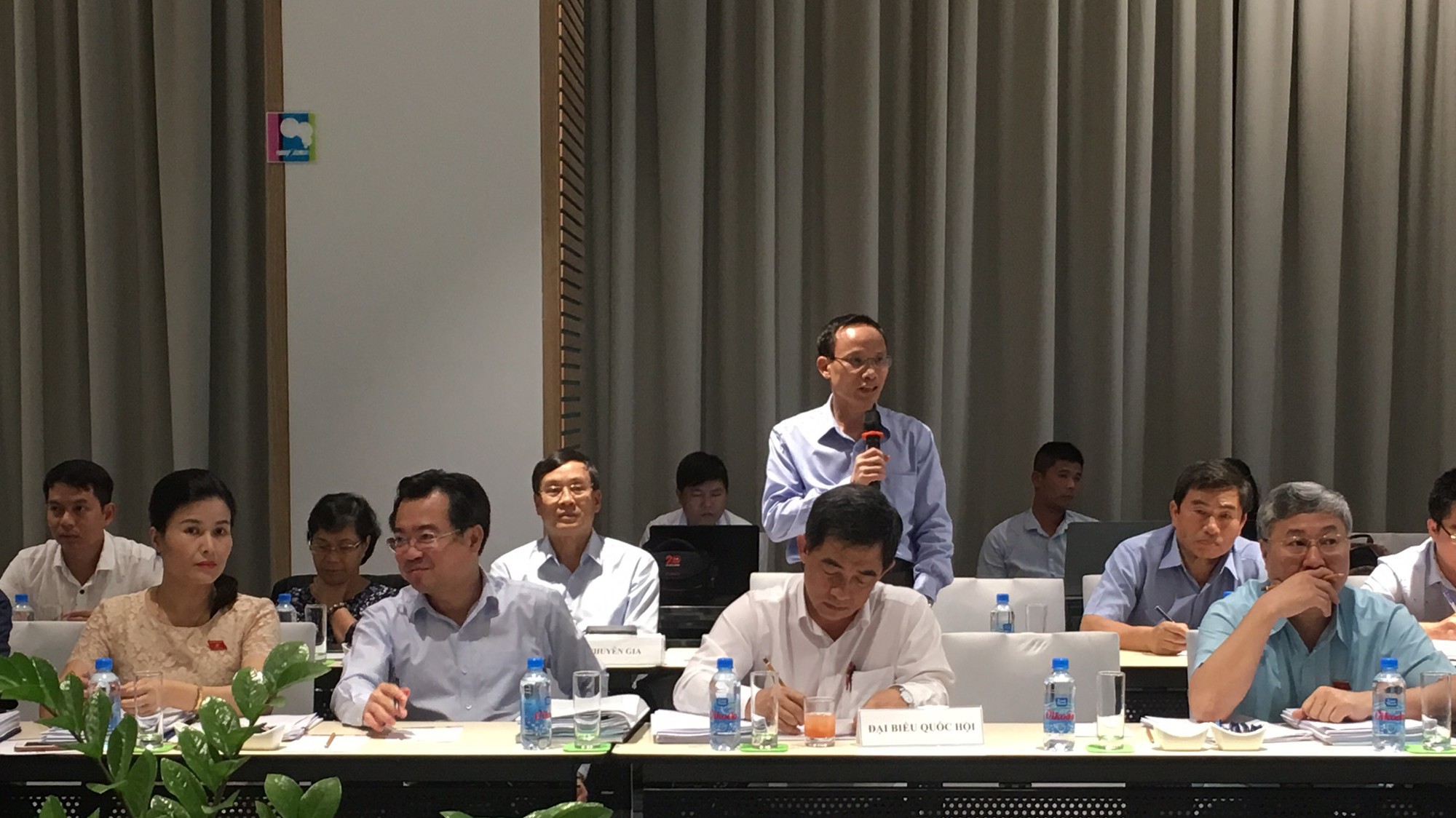 Chuyên gia Cấn Văn Lực phát biểu trong phiên họp của Uỷ ban Kinh tế.