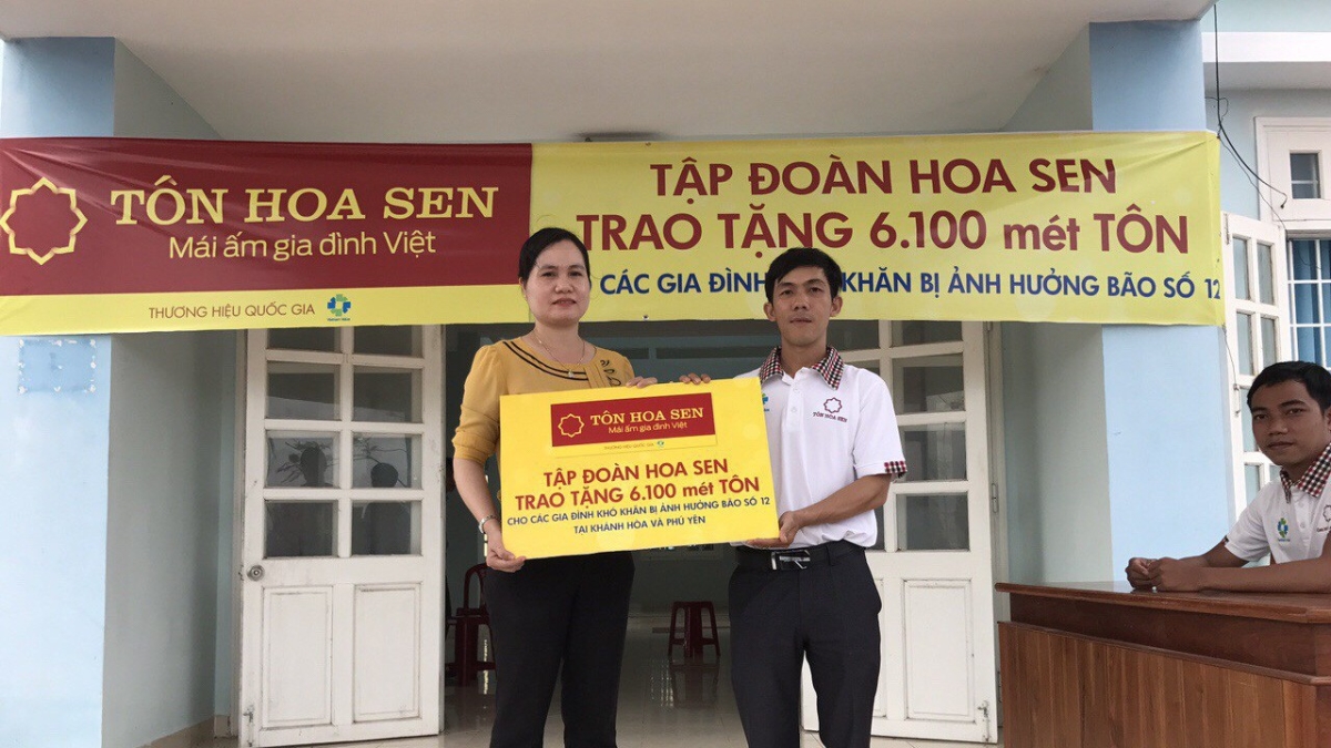 Tập đoàn Hoa Sen đã nhanh chóng vận chuyển tôn ngày đêm để kịp thời trao tặng 6.100 mét tôn cho các hộ dân có hoàn cảnh khó khăn thuộc hai tỉnh Khánh Hòa, Phú Yên.