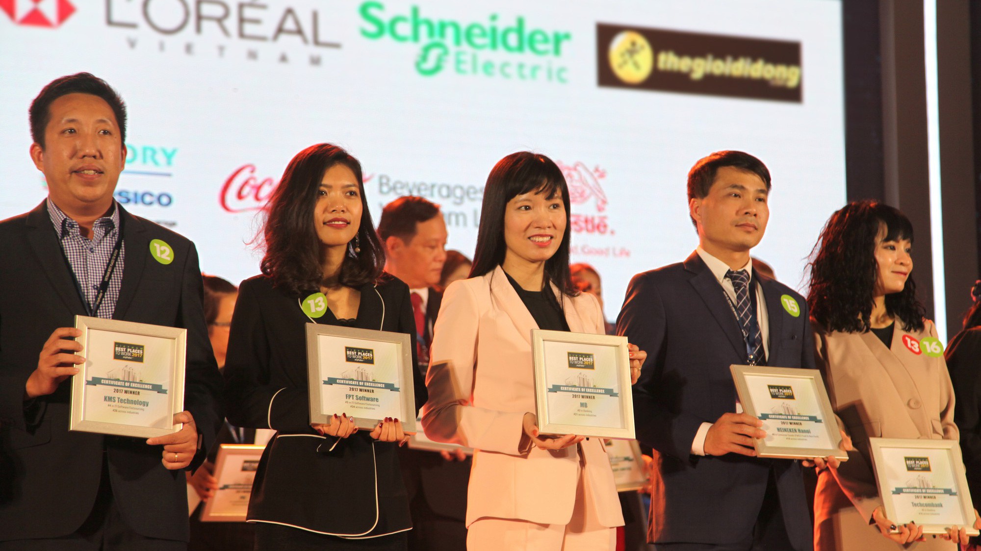 Bà Trần Thị Bảo Quế - Giám đốc nhân sự MB, đại diện MB tại lễ trao giải.