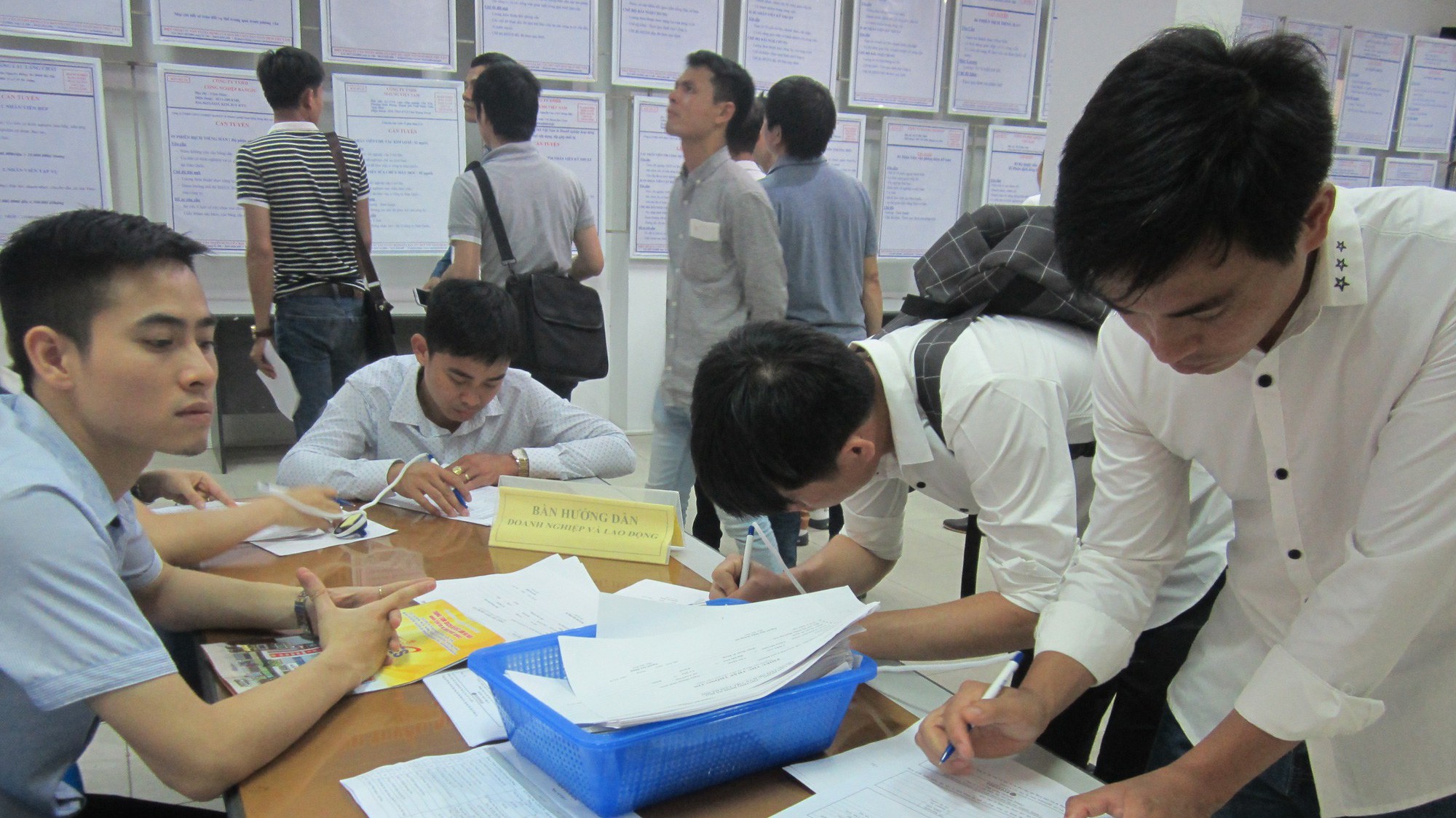 Người lao động đăng ký hưởng trợ cấp thất nghiệp tại trung tâm dịch vụ việc làm. 