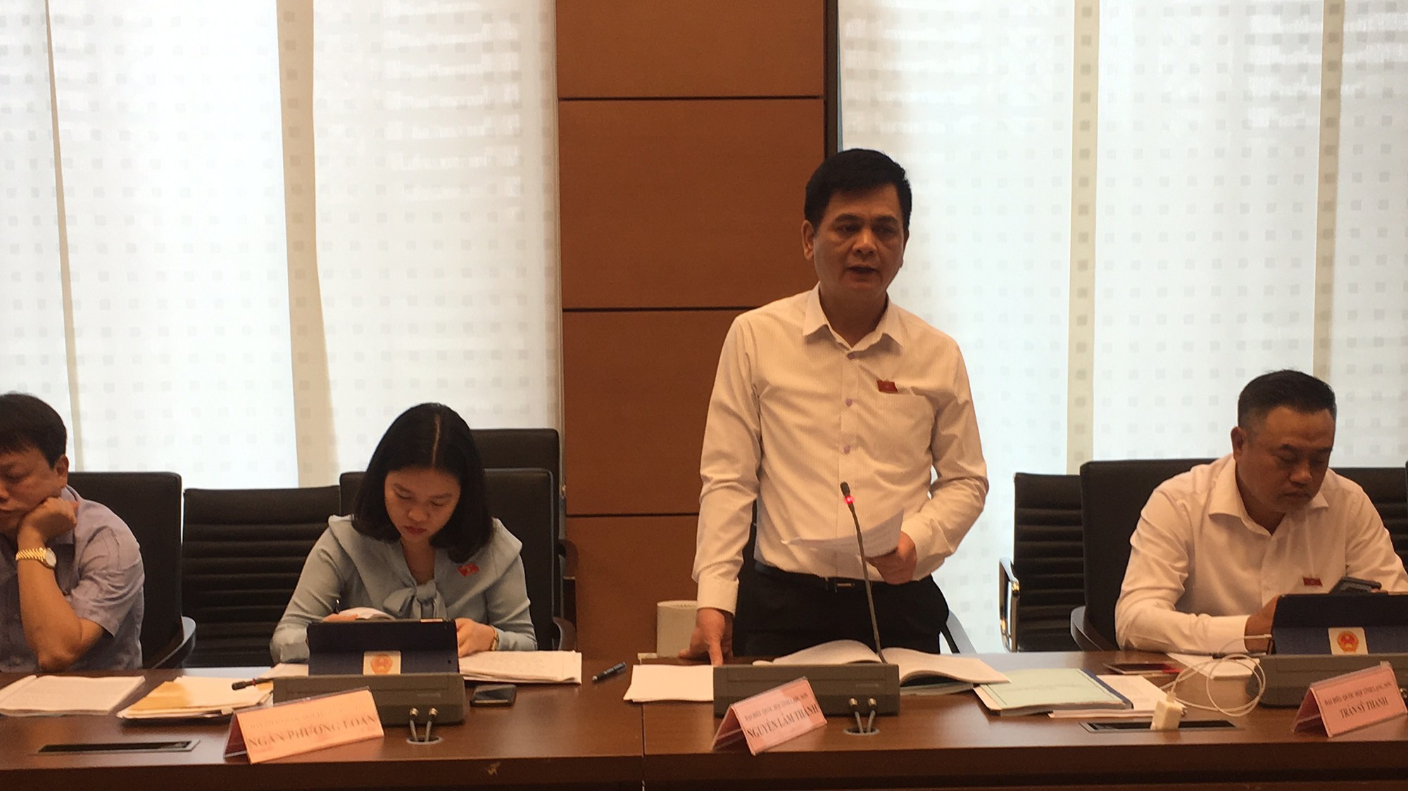 Đại biểu Nguyễn Lâm Thành phát biểu tại tổ.