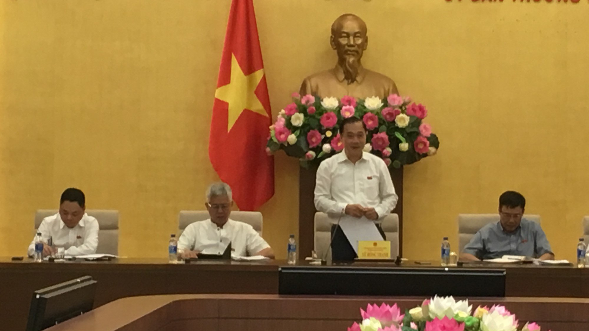 Chủ nhiệm Uỷ ban Kinh tế Vũ Hồng Thanh phát biểu khai mạc phiên họp. 