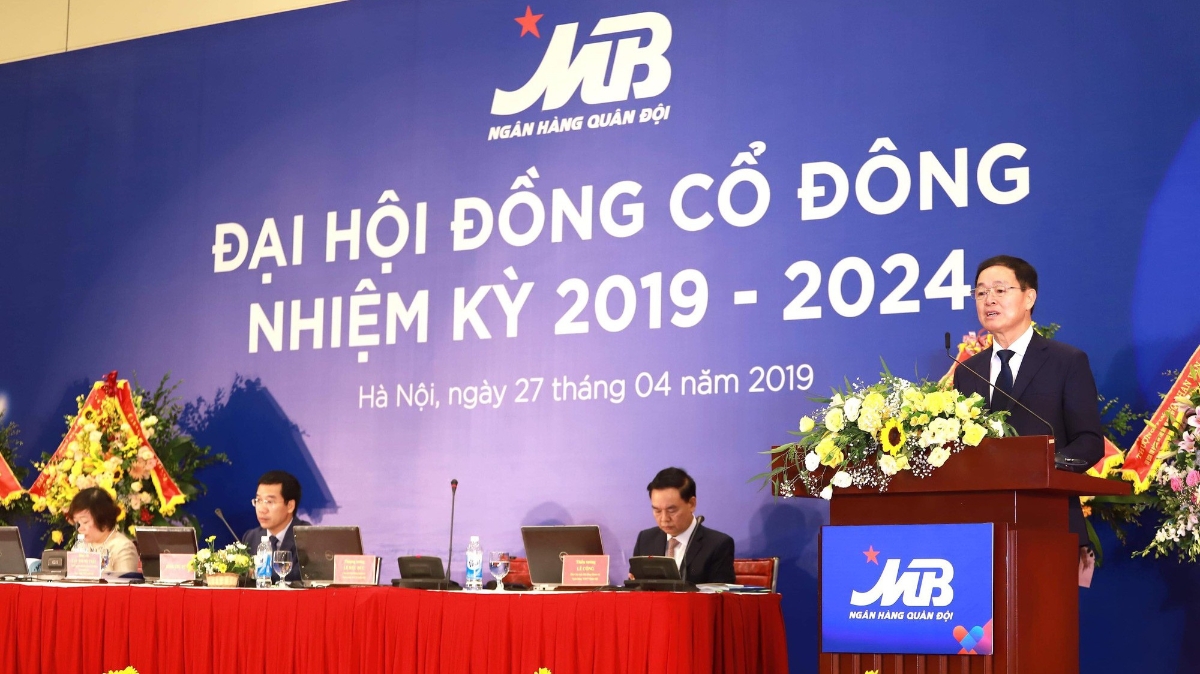 Hội đồng quản trị MB cũng đặt ra kế hoạch tăng trưởng bình quân tổng tài sản sẽ tăng 14%, doanh thu tăng 22%, ROE đạt 20% và hệ số CAR đạt trên 9%, theo tiêu chuẩn và thông lệ quốc tế.