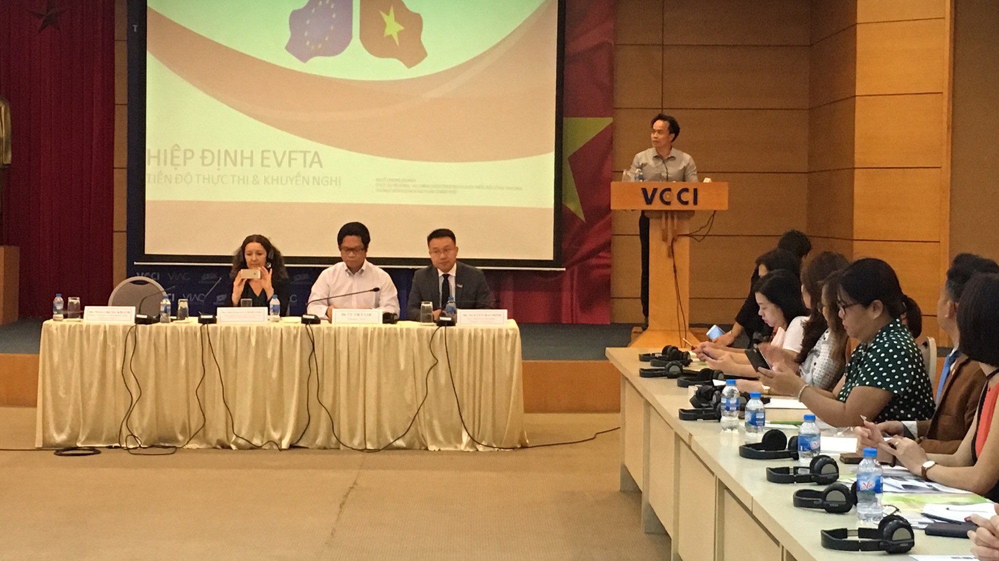 Ông Ngô Chung Khanh, Phó vụ trưởng Vụ Đa biên (Bộ Công Thương) phát biểu tại hội thảo 
