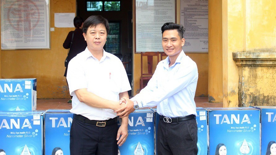 Tập đoàn Tân Á Đại Thành đã quyết định hỗ trợ 15 máy lọc nước RO đặt tại những địa điểm công cộng như trường học và trạm y tế xã thuận tiện việc cung cấp nước sạch sử dụng cho nhân dân.
