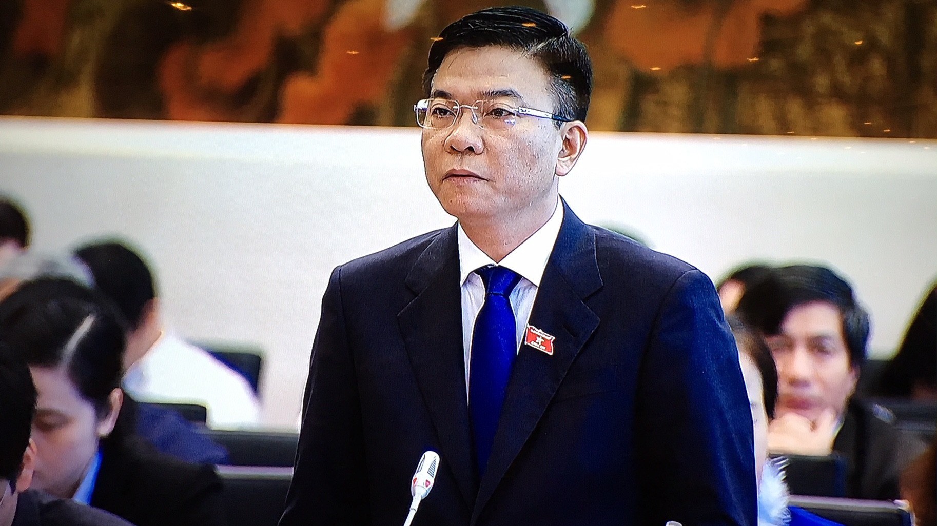 Bộ trưởng Bộ Tư pháp Lê Thành Long trả lời chất vấn.
