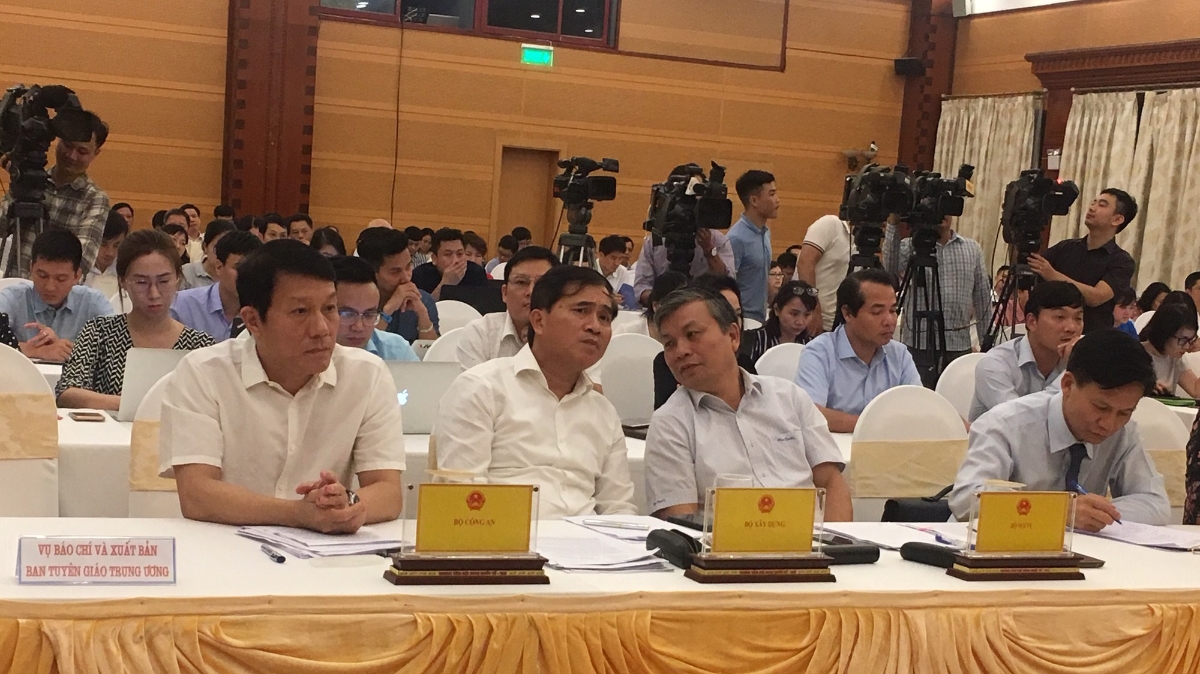 Đại diện nhiều bộ, ngành có mặt tại cuộc họp báo để trả lời câu hỏi của báo chí.