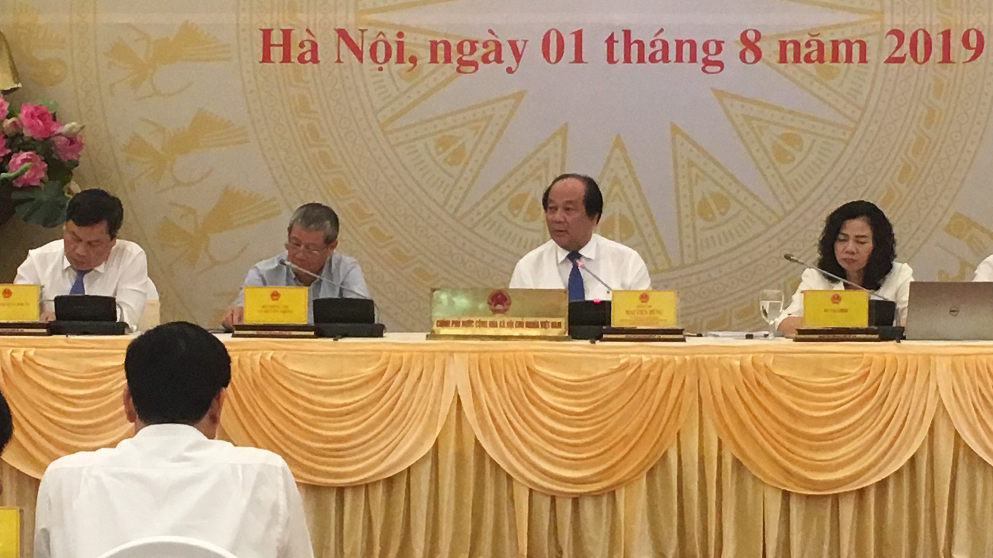 Bộ trưởng, Chủ nhiệm Văn phòng Chính phủ Mai Tiến Dũng chủ trì họp báo.