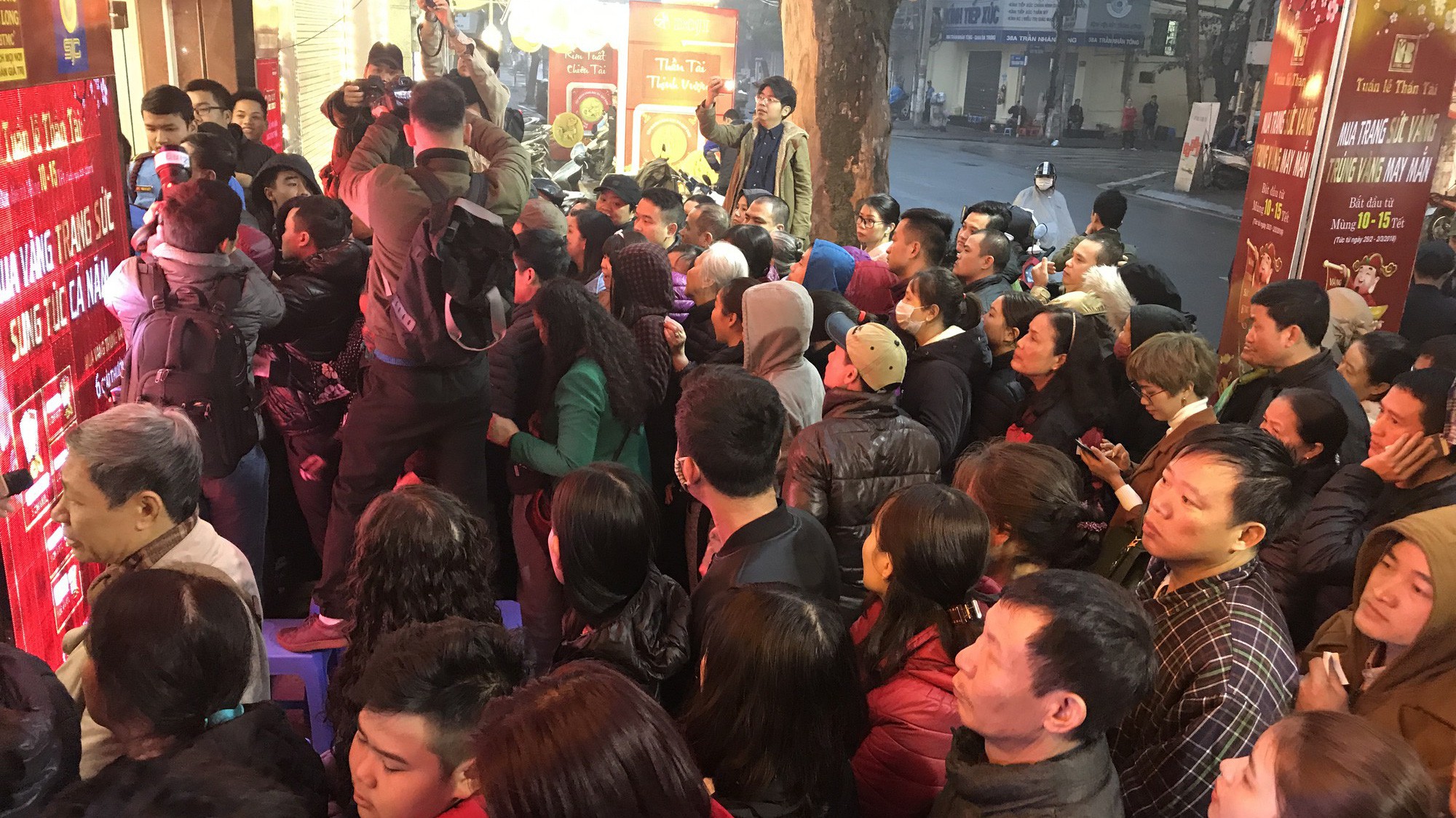 Cảnh xếp hàng mua vàng ngày vía Thần Tài ngày 25/2 trên phố Trần Nhân Tông. Ảnh: Bạch Dương