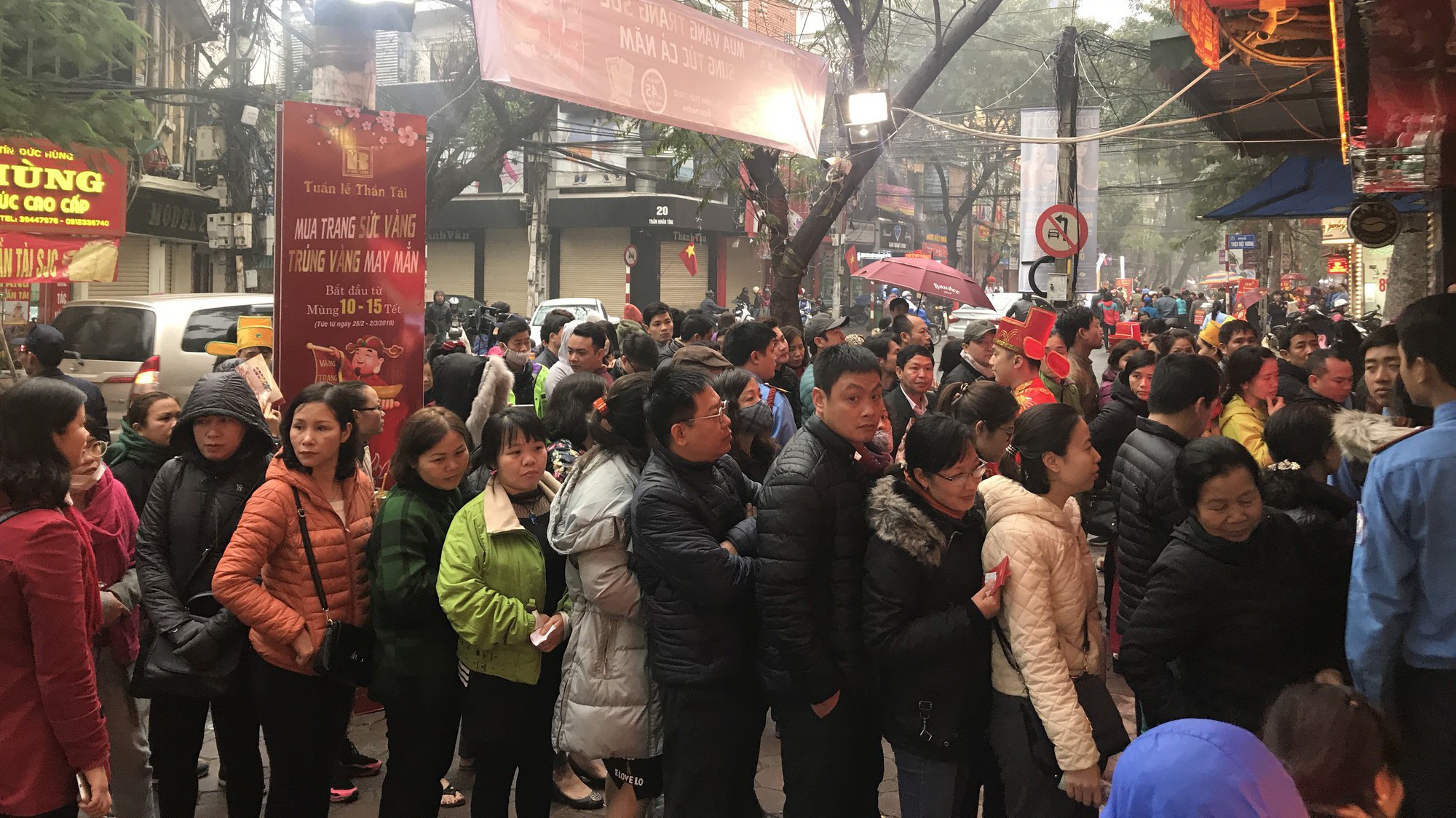 Người dân xếp hàng dài từ tờ mờ sáng để mua vàng lấy may ngày vía Thần Tài. Ảnh: Bạch Dương