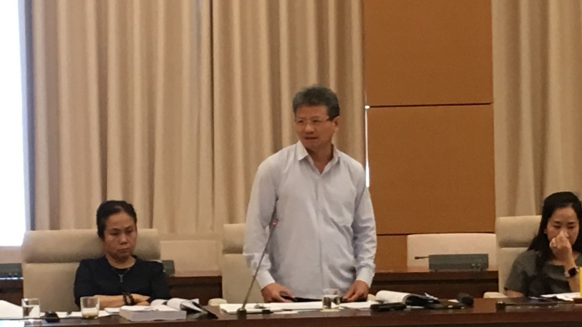 Uỷ viên Thường trực Uỷ ban Kinh tế Đỗ Văn Sinh phát biểu tại phiên họp.