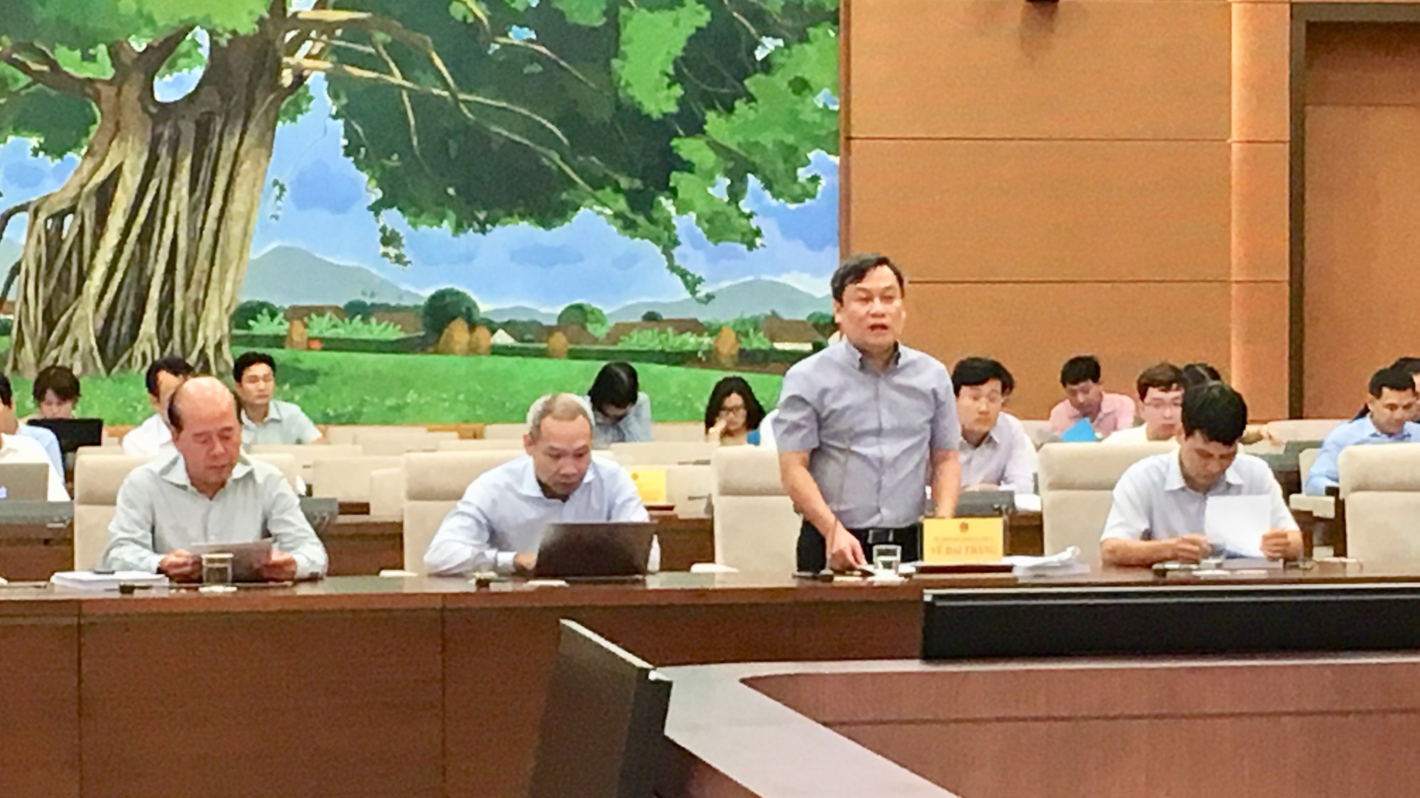 Thứ trưởng Bộ Kế hoạch và đầu tư Vũ Đại Thắng  trình bày báo cáo tại phiên họp 